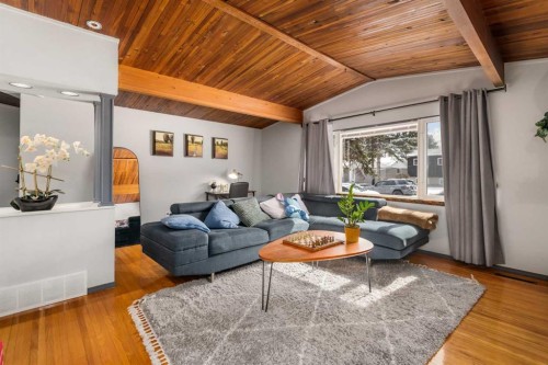 628 Seymour Avenue Sw, Calgary, AB - Indoor Photo Showing Living Room