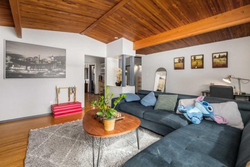 628 Seymour Avenue Sw, Calgary, AB - Indoor Photo Showing Living Room