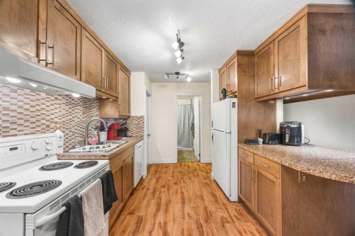 102-3103 Blakiston Drive Nw, Calgary, AB - Indoor Photo Showing Kitchen