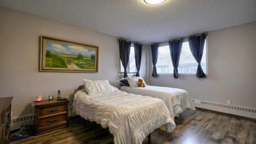 324-2425 90 Avenue Sw, Calgary, AB - Indoor Photo Showing Bedroom