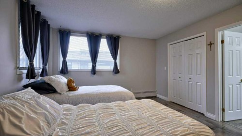 324-2425 90 Avenue Sw, Calgary, AB - Indoor Photo Showing Bedroom