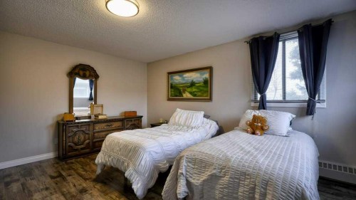 324-2425 90 Avenue Sw, Calgary, AB - Indoor Photo Showing Bedroom