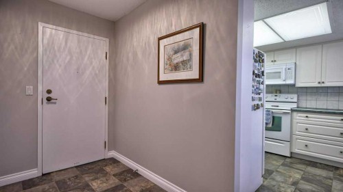 324-2425 90 Avenue Sw, Calgary, AB - Indoor