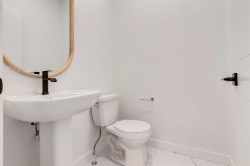 454 River Avenue, Cochrane, AB - Indoor Photo Showing Bathroom