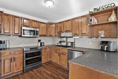 66 Elston Place Se, Airdrie, AB - Indoor Photo Showing Kitchen