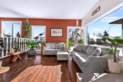 66 Elston Place Se, Airdrie, AB - Indoor Photo Showing Living Room