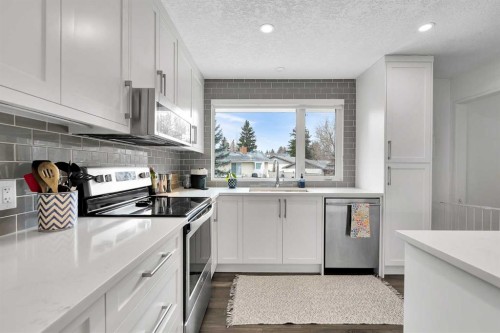 6584 Dalrymple Way Nw, Calgary, AB - Indoor Photo Showing Kitchen