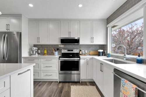 6584 Dalrymple Way Nw, Calgary, AB - Indoor Photo Showing Kitchen With Upgraded Kitchen