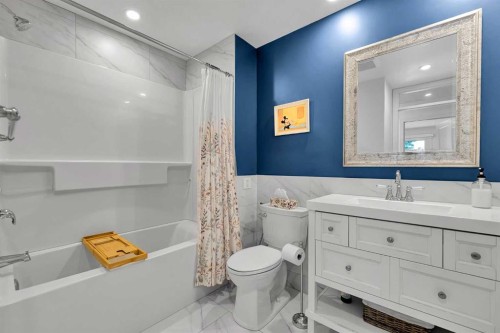 6584 Dalrymple Way Nw, Calgary, AB - Indoor Photo Showing Bathroom