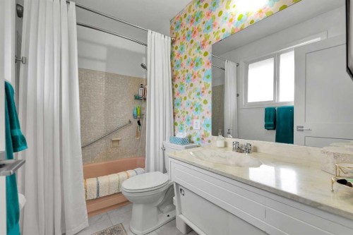 6584 Dalrymple Way Nw, Calgary, AB - Indoor Photo Showing Bathroom