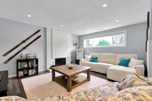 6584 Dalrymple Way Nw, Calgary, AB - Indoor Photo Showing Living Room