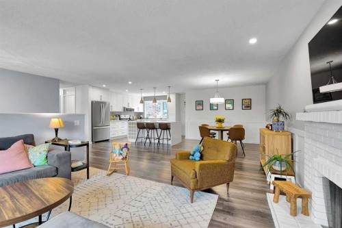 6584 Dalrymple Way Nw, Calgary, AB - Indoor Photo Showing Living Room