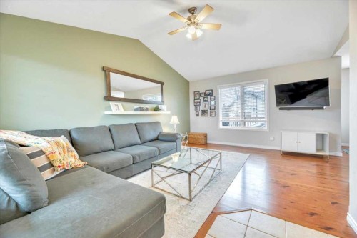 90 Parklane Drive, Strathmore, AB - Indoor Photo Showing Living Room