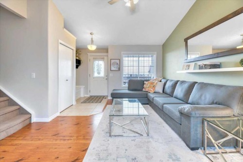 90 Parklane Drive, Strathmore, AB - Indoor Photo Showing Living Room