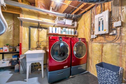 90 Parklane Drive, Strathmore, AB - Indoor Photo Showing Laundry Room