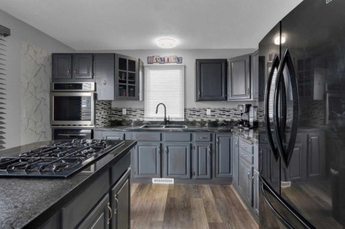 415 Bruce Avenue, Carbon, AB - Indoor Photo Showing Kitchen With Double Sink