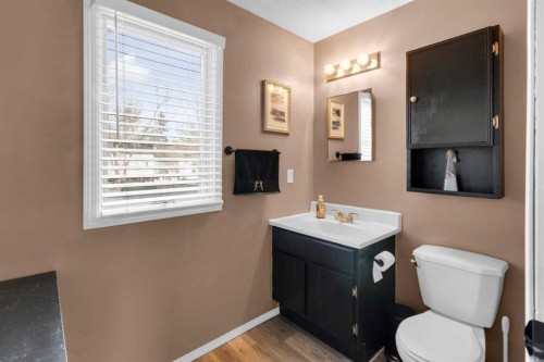 415 Bruce Avenue, Carbon, AB - Indoor Photo Showing Bathroom