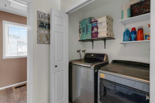 415 Bruce Avenue, Carbon, AB - Indoor Photo Showing Laundry Room