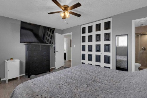 415 Bruce Avenue, Carbon, AB - Indoor Photo Showing Bedroom