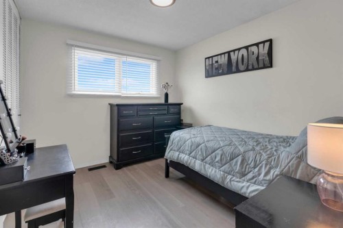 415 Bruce Avenue, Carbon, AB - Indoor Photo Showing Bedroom