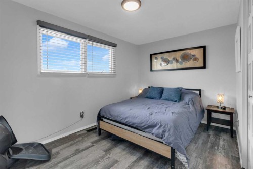415 Bruce Avenue, Carbon, AB - Indoor Photo Showing Bedroom