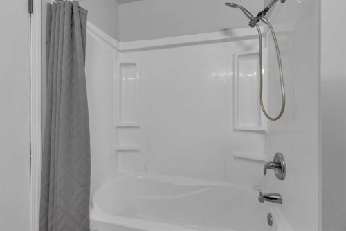 415 Bruce Avenue, Carbon, AB - Indoor Photo Showing Bathroom