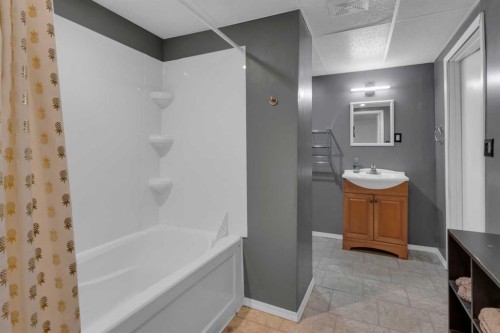 415 Bruce Avenue, Carbon, AB - Indoor Photo Showing Bathroom