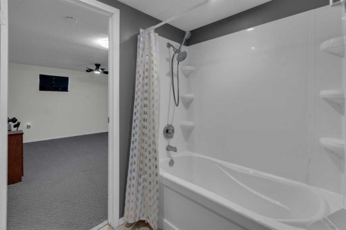 415 Bruce Avenue, Carbon, AB - Indoor Photo Showing Bathroom