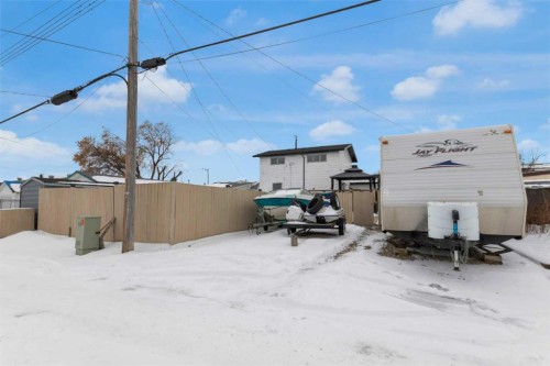 415 Bruce Avenue, Carbon, AB - Outdoor
