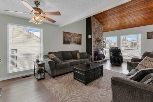 415 Bruce Avenue, Carbon, AB - Indoor Photo Showing Living Room