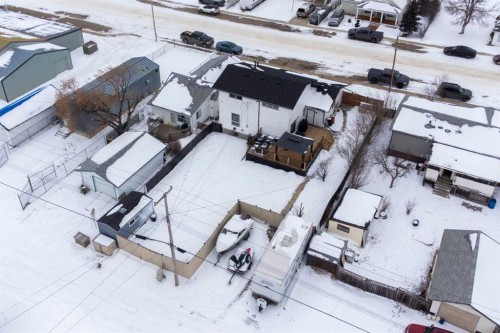 415 Bruce Avenue, Carbon, AB - Outdoor