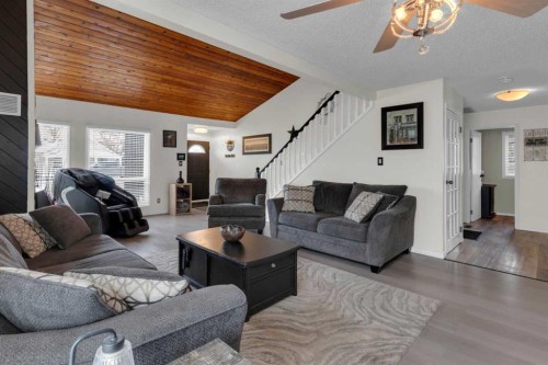 415 Bruce Avenue, Carbon, AB - Indoor Photo Showing Living Room
