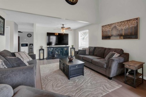 415 Bruce Avenue, Carbon, AB - Indoor Photo Showing Living Room