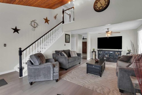 415 Bruce Avenue, Carbon, AB - Indoor Photo Showing Living Room