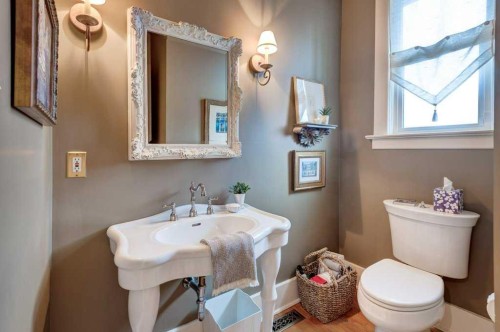 1712 25 Street Sw, Calgary, AB - Indoor Photo Showing Bathroom