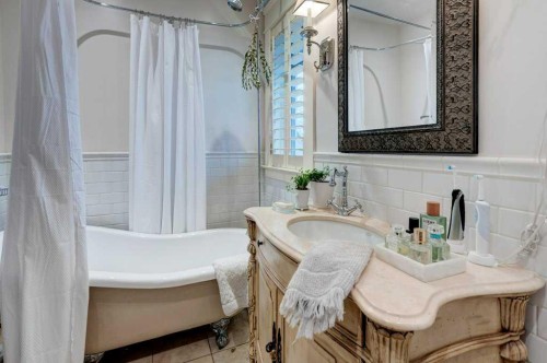1712 25 Street Sw, Calgary, AB - Indoor Photo Showing Bathroom