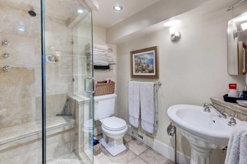 1712 25 Street Sw, Calgary, AB - Indoor Photo Showing Bathroom