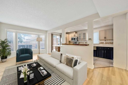 100 Woodfield Green Sw, Calgary, AB - Indoor Photo Showing Living Room