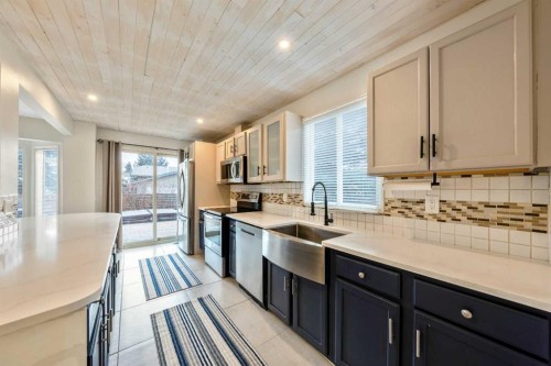 100 Woodfield Green Sw, Calgary, AB - Indoor Photo Showing Kitchen