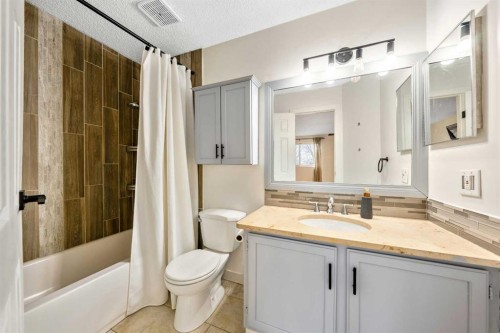 100 Woodfield Green Sw, Calgary, AB - Indoor Photo Showing Bathroom
