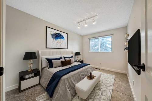 100 Woodfield Green Sw, Calgary, AB - Indoor Photo Showing Bedroom