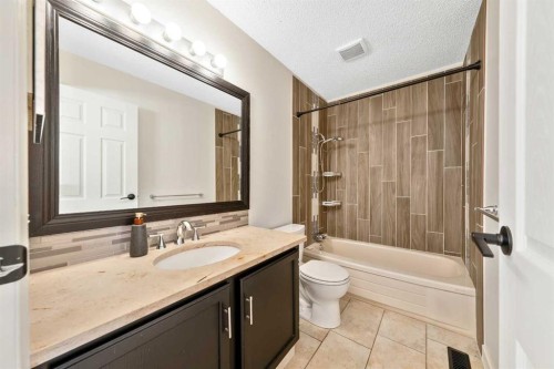 100 Woodfield Green Sw, Calgary, AB - Indoor Photo Showing Bathroom
