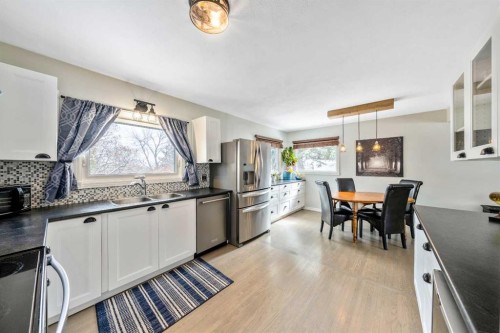 124 Lynnwood Drive Se, Calgary, AB - Indoor Photo Showing Kitchen