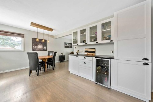 124 Lynnwood Drive Se, Calgary, AB - Indoor Photo Showing Dining Room