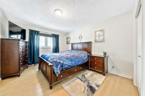 124 Lynnwood Drive Se, Calgary, AB - Indoor Photo Showing Bedroom
