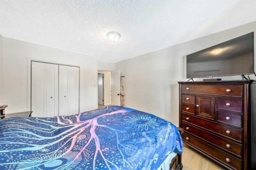 124 Lynnwood Drive Se, Calgary, AB - Indoor Photo Showing Bedroom