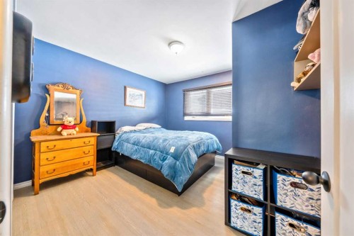 124 Lynnwood Drive Se, Calgary, AB - Indoor Photo Showing Bedroom