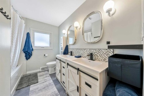 124 Lynnwood Drive Se, Calgary, AB - Indoor Photo Showing Bathroom