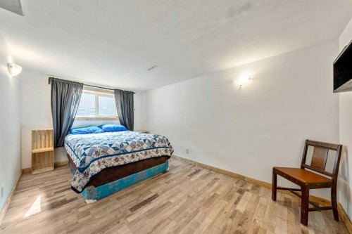 124 Lynnwood Drive Se, Calgary, AB - Indoor Photo Showing Bedroom