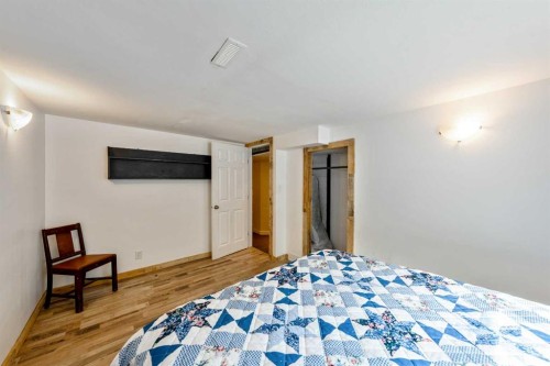124 Lynnwood Drive Se, Calgary, AB - Indoor Photo Showing Bedroom